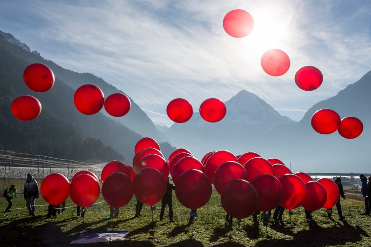 SCHWEI, ALPEN-INITIATIVE,  SCHWEIZ, AKTION, BALLON, ROT, ALPEN, ALPEN-INITIATIVE, HERZ,